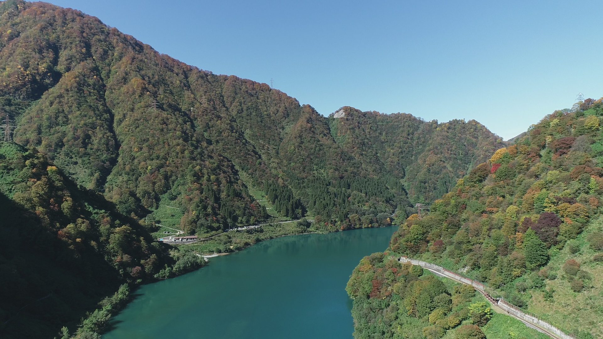 山あいの渓谷の空撮