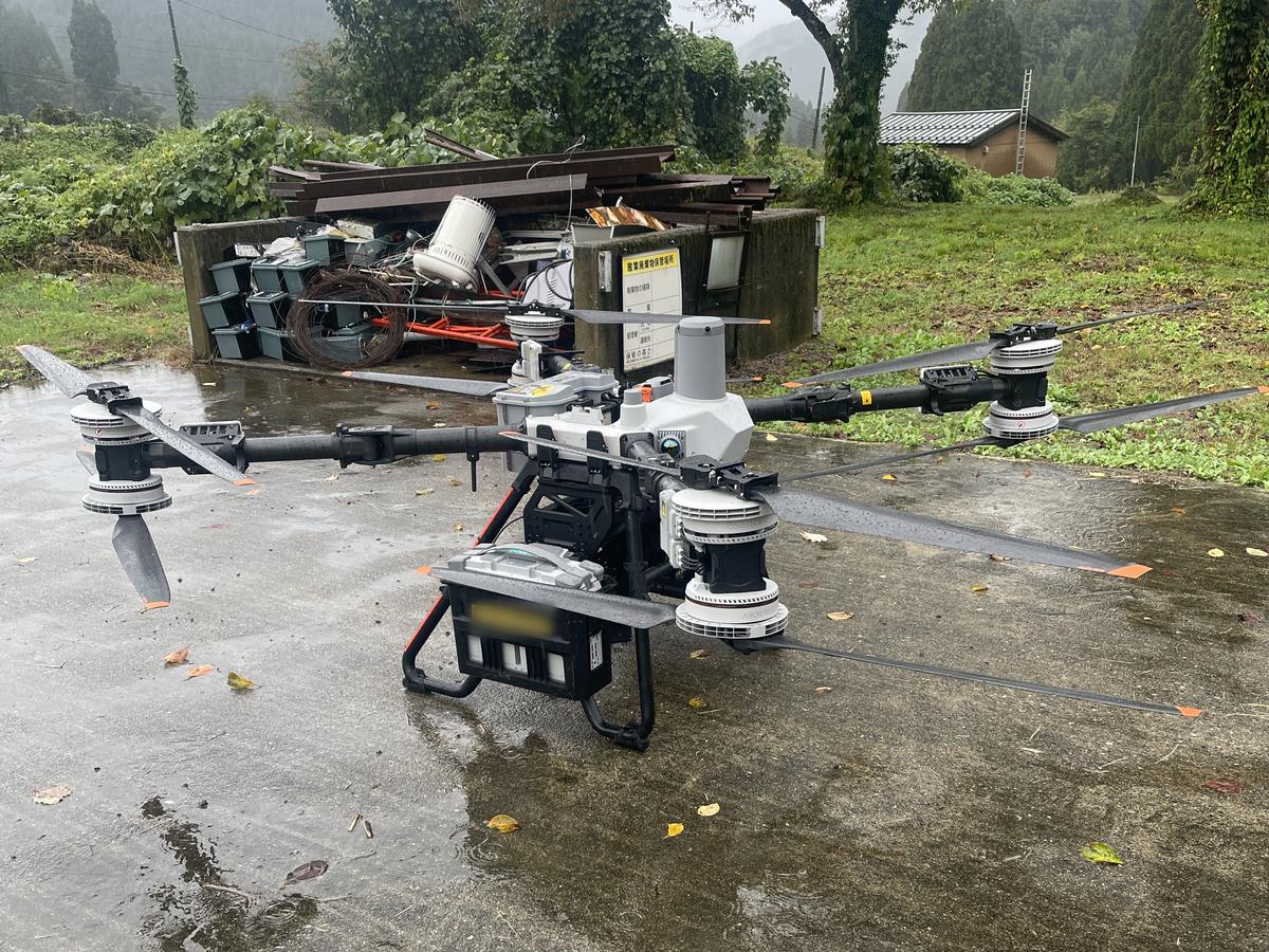 雨の現場で待機する DJI FlyCart 100